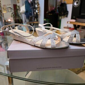 Touch Ups womens Lena Wedge Sandal